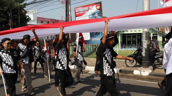 Tropas Portando Bandera Roja Blanca Indonesia Durante Carnaval Del Día —  Fotos de Stock