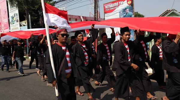 Tropas Portando Bandera Roja Blanca Indonesia Durante Carnaval Del Día — Foto de Stock
