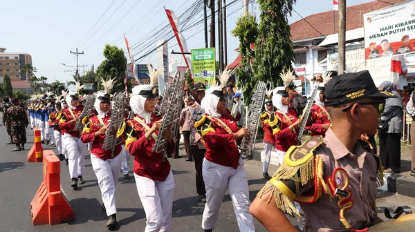 游行乐队在印度尼西亚Pekalongan街头表演 2023年8月28日 — 图库照片