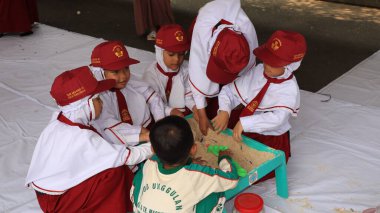 Oyun parkında oyun oynayan bir grup ilkokul, Pekalongan 19 Eylül 2023 'te eğleniyor.