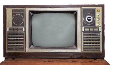 Eski televizyon retro teknolojisi ahşap masa beyaza izole edilmiş.