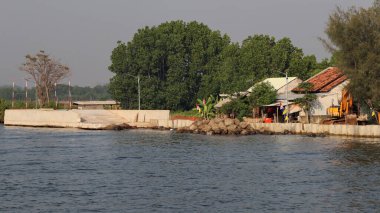 Nehrin ağzında ağır ekipmanlarla beton baraj inşaatı var.