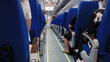 Tren hareket etmeden önce, trenin atmosferi. Trendeki yolcu koltukları, Malang Endonezya 31 Ekim 2023