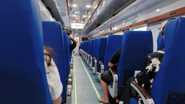 Tren hareket etmeden önce, trenin atmosferi. Trendeki yolcu koltukları, Malang Endonezya 31 Ekim 2023