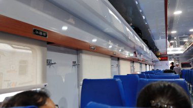 Tren hareket etmeden önce, trenin atmosferi. Trendeki yolcu koltukları, Malang Endonezya 31 Ekim 2023
