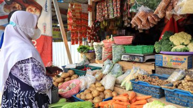 Geleneksel bir pazarda durum. Endonezya Caddesi Marketi Pekalongan 'ın resmi 12 Kasım 2023