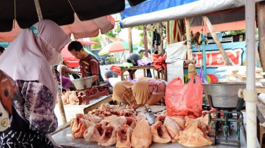 Geleneksel bir pazarda durum. Endonezya Caddesi Marketi Pekalongan 'ın resmi 12 Kasım 2023