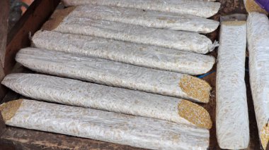 Geleneksel bir pazarda bir dükkan tarafından sergilenen Endonezya tempeh yığını