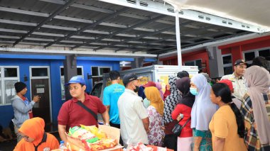 Apartman sakinleri ucuz temel ihtiyaçlar için kuyruğa girdiler, Pekalongan Endonezya, 6 Aralık 2023