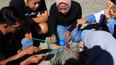 Takım oluşturma ile ilgili dış aktivite. Compactness oyunu sorunları çözer, Karanganyar 14 Aralık 2023