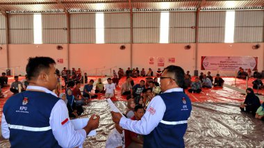 Serbest çalışan günlük işçiler, 5 Ocak 2024 tarihinde Pekalongan Endonezya 'da bir lojistik depolama deposunda 2024 seçimleri için oy pusulasını katladılar.