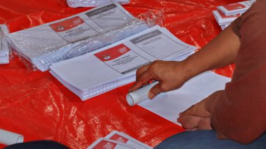 Serbest çalışan günlük işçiler, 5 Ocak 2024 tarihinde Pekalongan Endonezya 'da bir lojistik depolama deposunda 2024 seçimleri için oy pusulasını katladılar.