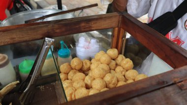 Endonezyalı sokak yemekleri satıcısı Tahu Bulat olarak bilinen yuvarlak tofu satıyor, Endonezya 'da soya peynirinden yapılan popüler aperatif.