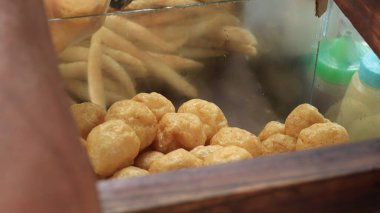Endonezyalı sokak yemekleri satıcısı Tahu Bulat olarak bilinen yuvarlak tofu satıyor, Endonezya 'da soya peynirinden yapılan popüler aperatif.