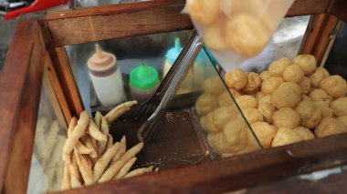 Endonezyalı sokak yemekleri satıcısı Tahu Bulat olarak bilinen yuvarlak tofu satıyor, Endonezya 'da soya peynirinden yapılan popüler aperatif.
