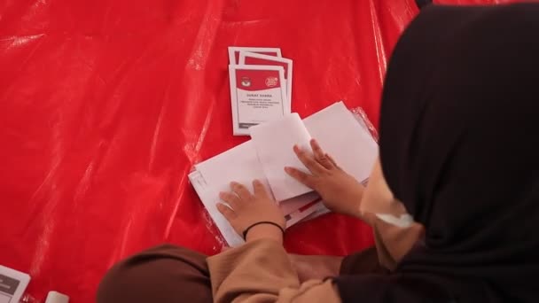 Pekerja Harian Lepas Melipat Surat Suara Untuk Pemilu 2024 Gudang — Stok Video