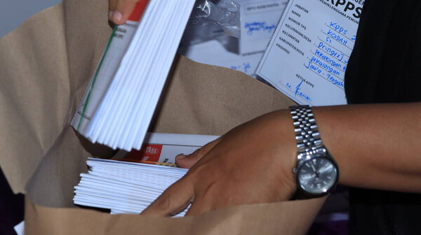 Атмосфера голосования на TPS Tempat Pemungutan Suara (Индонезийский избирательный участок), индонезийский отбор Pekalongan 31 января 2024