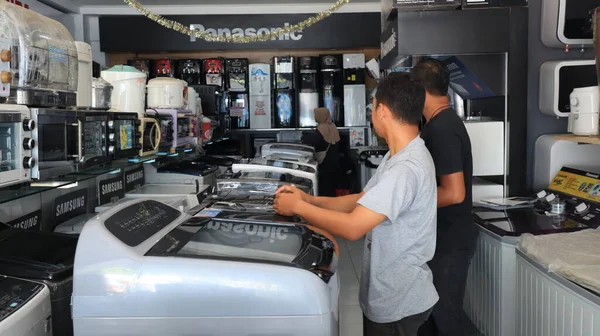 5 Şubat 2024 'te Pekalongan Endonezya' da müşterilere hizmet ederken elektronik mağazası sahibi