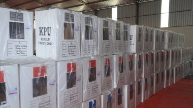 Taşıma sırasında işçiler, Endonezya genel seçimleri için oy, Pekalongan 10 Şubat 2024