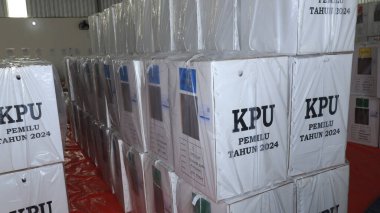 Taşıma sırasında işçiler, Endonezya genel seçimleri için oy, Pekalongan 10 Şubat 2024