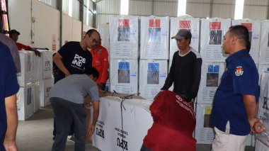 Taşıma sırasında işçiler, Endonezya genel seçimleri için oy, Pekalongan 10 Şubat 2024