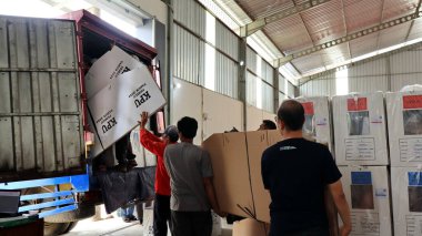 Taşıma sırasında işçiler, Endonezya genel seçimleri için oy, Pekalongan 10 Şubat 2024