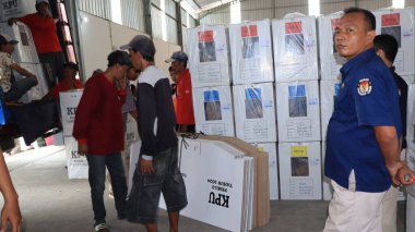 Taşıma sırasında işçiler, Endonezya genel seçimleri için oy, Pekalongan 10 Şubat 2024