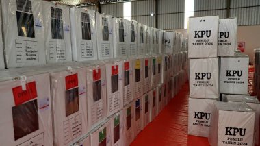 Taşıma sırasında işçiler, Endonezya genel seçimleri için oy, Pekalongan 10 Şubat 2024