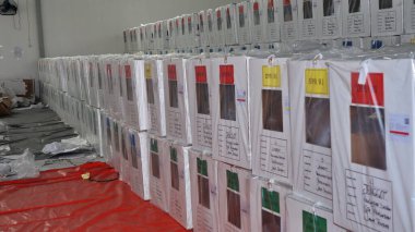 Taşıma sırasında işçiler, Endonezya genel seçimleri için oy, Pekalongan 10 Şubat 2024