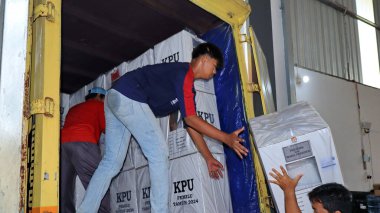 Taşıma sırasında işçiler, Endonezya genel seçimleri için oy, Pekalongan 10 Şubat 2024