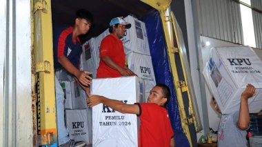 Taşıma sırasında işçiler, Endonezya genel seçimleri için oy, Pekalongan 10 Şubat 2024