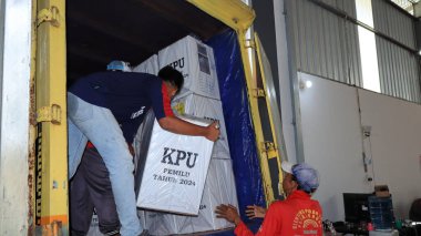 Taşıma sırasında işçiler, Endonezya genel seçimleri için oy, Pekalongan 10 Şubat 2024