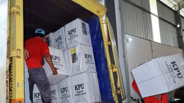 Taşıma sırasında işçiler, Endonezya genel seçimleri için oy, Pekalongan 10 Şubat 2024