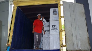 Taşıma sırasında işçiler, Endonezya genel seçimleri için oy, Pekalongan 10 Şubat 2024