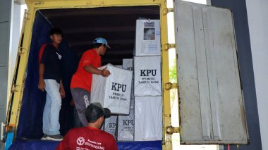 Taşıma sırasında işçiler, Endonezya genel seçimleri için oy, Pekalongan 10 Şubat 2024