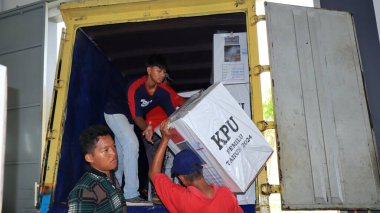 Taşıma sırasında işçiler, Endonezya genel seçimleri için oy, Pekalongan 10 Şubat 2024