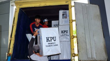 Taşıma sırasında işçiler, Endonezya genel seçimleri için oy, Pekalongan 10 Şubat 2024