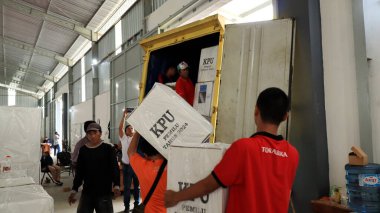 Taşıma sırasında işçiler, Endonezya genel seçimleri için oy, Pekalongan 10 Şubat 2024