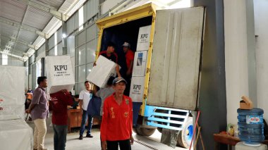 Taşıma sırasında işçiler, Endonezya genel seçimleri için oy, Pekalongan 10 Şubat 2024