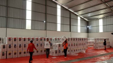 Taşıma sırasında işçiler, Endonezya genel seçimleri için oy, Pekalongan 10 Şubat 2024