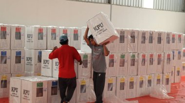 Taşıma sırasında işçiler, Endonezya genel seçimleri için oy, Pekalongan 10 Şubat 2024