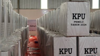 Taşıma sırasında işçiler, Endonezya genel seçimleri için oy, Pekalongan 10 Şubat 2024