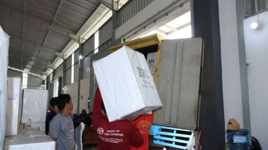 Taşıma sırasında işçiler, Endonezya genel seçimleri için oy, Pekalongan 10 Şubat 2024