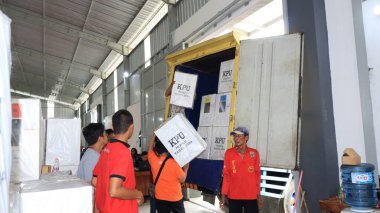 Taşıma sırasında işçiler, Endonezya genel seçimleri için oy, Pekalongan 10 Şubat 2024
