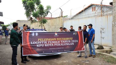 Taşıma sırasında işçiler, Endonezya genel seçimleri için oy, Pekalongan 10 Şubat 2024