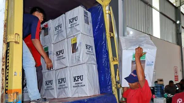 Taşıma sırasında işçiler, Endonezya genel seçimleri için oy, Pekalongan 10 Şubat 2024
