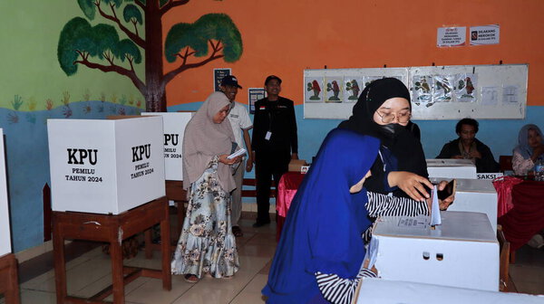 Атмосфера всеобщих выборов в Индонезии 14 февраля 2024 года в городе Пекалонган