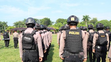 13 Şubat 2024 'te Pekalongan Endonezya' daki genel seçimin güvenliğini sağlamak için çeşitli unsurlardan askerlerin seremonisi