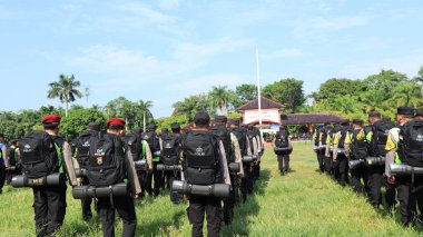 13 Şubat 2024 'te Pekalongan Endonezya' daki genel seçimin güvenliğini sağlamak için çeşitli unsurlardan askerlerin seremonisi