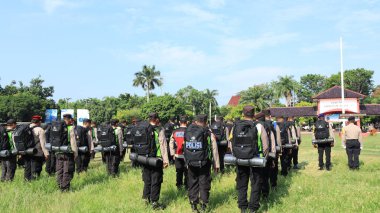 13 Şubat 2024 'te Pekalongan Endonezya' daki genel seçimin güvenliğini sağlamak için çeşitli unsurlardan askerlerin seremonisi